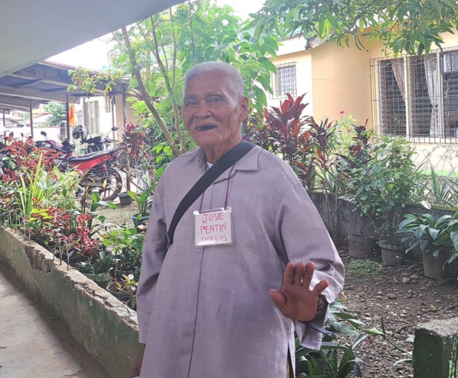 IN MAHAPLAG, LEYTE70-year-old retiree enters high school